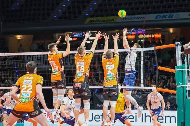 Moritz Reichert (BR Volleys, 15), Florian Krage (BR Volleys, 18) und 06BBR in der Abwehr am Netz, BR Volleys vs SVG Lüneburg Champions League Playoffs Rückspiel, 2025_02_26 Berlin Berlin Land Copyright: xFootxBowl ThomasxSobotzkix