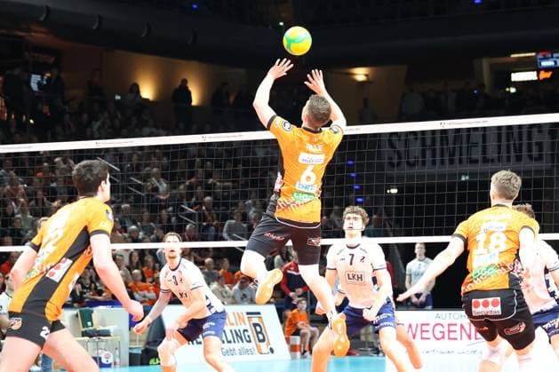Johannes Tille (BR Volleys, 06)mit der Ablage zum Mitspieler, BR Volleys vs SVG Lüneburg Champions League Playoffs Rückspiel, 2025_02_26 Berlin Berlin Land Copyright: xFootxBowl ThomasxSobotzkix