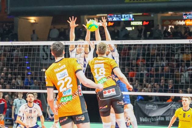 Jake Hanes (BR Volleys, 22)und 18 BBR am Netz, die Lüneburger in der Abwehr, BR Volleys vs SVG Lüneburg Champions League Playoffs Rückspiel, 2025_02_26 Berlin Berlin Land Copyright: xFootxBowl ThomasxSobotzkix