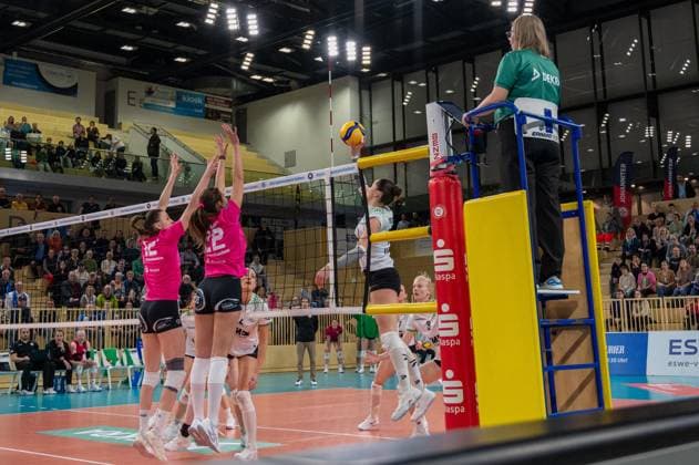 26.02.2025, xhfmx, Volleyball 1.Bundesliga Damen, VC Wiesbaden - USC Münster v.l. Mikala Mogensen (USC Münster) mit dem Punktversuch Nina Wienand Herelova (VC Wiesbaden) und Ana-Marija Jonjev (VC Wiesbaden) blocken am Netz. (DFL DFB REGULATIONS PROHIBIT ANY USE OF PHOTOGRAPHS as IMAGE SEQUENCES and or QUASI-VIDEO) Wiesbaden