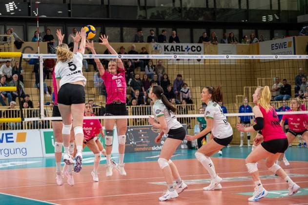 26.02.2025, xhfmx, Volleyball 1.Bundesliga Damen, VC Wiesbaden - USC Münster v.l. Rosa Entius (USC Münster) mit dem Schlagball und dem Blockversuch von Hannah Hartmann (VC Wiesbaden) (DFL DFB REGULATIONS PROHIBIT ANY USE OF PHOTOGRAPHS as IMAGE SEQUENCES and or QUASI-VIDEO) Wiesbaden