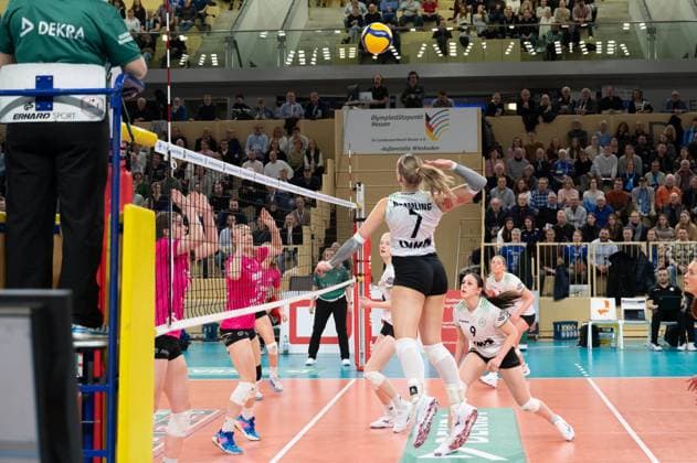 26.02.2025, xhfmx, Volleyball 1.Bundesliga Damen, VC Wiesbaden - USC Münster v.l. Elena Kömmling (USC Münster) mit dem Schlagball in die Hälfte des VC Wiesbaden. (DFL DFB REGULATIONS PROHIBIT ANY USE OF PHOTOGRAPHS as IMAGE SEQUENCES and or QUASI-VIDEO) Wiesbaden