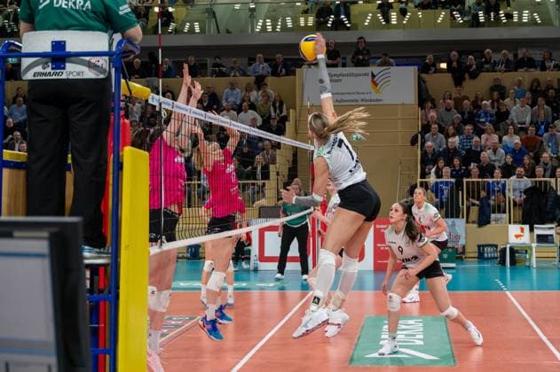 26.02.2025, xhfmx, Volleyball 1.Bundesliga Damen, VC Wiesbaden - USC Münster v.l. Elena Kömmling (USC Münster) mit dem Schlagball in die Hälfte des VC Wiesbaden. (DFL DFB REGULATIONS PROHIBIT ANY USE OF PHOTOGRAPHS as IMAGE SEQUENCES and or QUASI-VIDEO) Wiesbaden