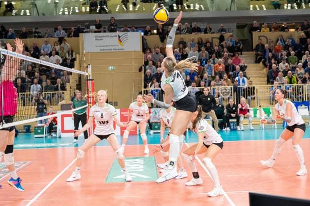 26.02.2025, xhfmx, Volleyball 1.Bundesliga Damen, VC Wiesbaden - USC Münster v.l. Elena Kömmling (USC Münster) mit dem Schlagball in die Hälfte des VC Wiesbaden. (DFL DFB REGULATIONS PROHIBIT ANY USE OF PHOTOGRAPHS as IMAGE SEQUENCES and or QUASI-VIDEO) Wiesbaden