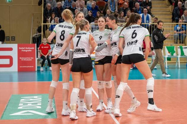 26.02.2025, xhfmx, Volleyball 1.Bundesliga Damen, VC Wiesbaden - USC Münster v.l. Elena Kömmling (USC Münster), Marije ten Brinke (USC Münster) und Ihre Mitspielerinnen bejubeln einen Punktgewinn. (DFL DFB REGULATIONS PROHIBIT ANY USE OF PHOTOGRAPHS as IMAGE SEQUENCES and or QUASI-VIDEO) Wiesbaden