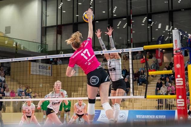 26.02.2025, xhfmx, Volleyball 1.Bundesliga Damen, VC Wiesbaden - USC Münster v.l. Rachel Joy Gomez (VC Wiesbaden) mit dem Schlagball, Blockversuch von Elena Kömmling (USC Münster) (DFL DFB REGULATIONS PROHIBIT ANY USE OF PHOTOGRAPHS as IMAGE SEQUENCES and or QUASI-VIDEO) Wiesbaden