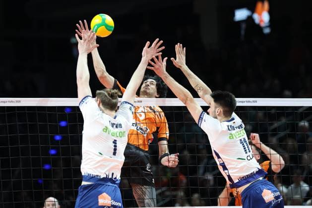 CEV Champions League - BRVolleys - SVG Lüneburg Erfolgreicher Angriff von Nehemiah Mote (BR Volleys, 5) gegen den Block von Simon Torwie (SVG Lüneburg, 1), links und Xander Ketrzynski (SVG Lüneburg, 11), während der Begegnung in der CEV Champions League - BRVolleys - SVG Lüneburg in Berlin, Max-Schmeling-Halle, am 26.02.2025. Copyright: xBEAUTIFULxSPORTS Frankex