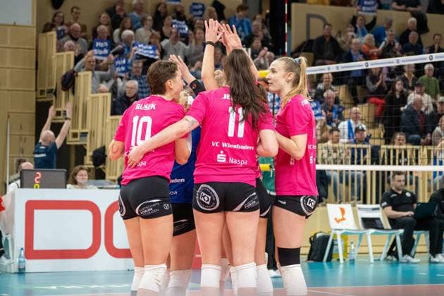 26.02.2025, xhfmx, Volleyball 1.Bundesliga Damen, VC Wiesbaden - USC Münster v.l. Celine Jebens (VC Wiesbaden) bejubelt einen Punkt gegen den USC Münster mit Ihren Mitspielerinnen Ana-Marija Jonjev (VC Wiesbaden), Olivia Rusek (VC Wiesbaden) (DFL DFB REGULATIONS PROHIBIT ANY USE OF PHOTOGRAPHS as IMAGE SEQUENCES and or QUASI-VIDEO) Wiesbaden