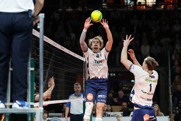 CEV Champions League - BRVolleys - SVG Lüneburg Netzangriff von Michael Wright (SVG Lüneburg, 3) und Simon Torwie (SVG Lüneburg, 1), vorne, während der Begegnung in der CEV Champions League - BRVolleys - SVG Lüneburg in Berlin, Max-Schmeling-Halle, am 26.02.2025. Copyright: xBEAUTIFULxSPORTS Frankex
