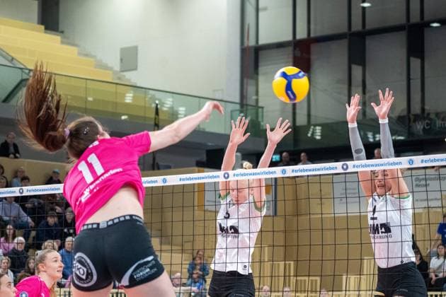 26.02.2025, xhfmx, Volleyball 1.Bundesliga Damen, VC Wiesbaden - USC Münster v.l. Celine Jebens (VC Wiesbaden) gegen den Block Rosa Entius (USC Münster), Marije ten Brinke (USC Münster) (DFL DFB REGULATIONS PROHIBIT ANY USE OF PHOTOGRAPHS as IMAGE SEQUENCES and or QUASI-VIDEO) Wiesbaden
