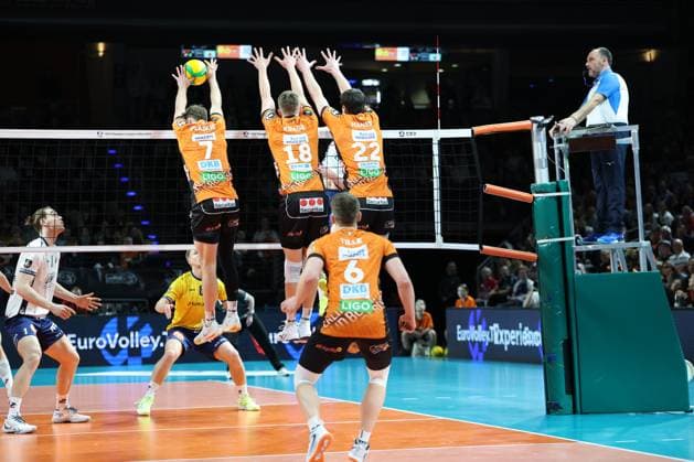 Sport Bilder des Tages CEV Champions League - BRVolleys - SVG Lüneburg Block von Simon Plaskie (BR Volleys, 7), links, Florian Krage (BR Volleys, 18) und Jake Hanes (BR Volleys, 22), vorne Johannes Tille (BR Volleys, 6), während der Begegnung in der CEV Champions League - BRVolleys - SVG Lüneburg in Berlin, Max-Schmeling-Halle, am 26.02.2025. Copyright: xBEAUTIFULxSPORTS Frankex