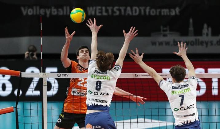 Jake Hanes im Angriff, Theo Mohwinkel, Joscha Kunstmann Zweikampf Spielszene Aktion Volleyball CL Championsleague Achtelfinale Rückspiel Herren Saison 2024 2025 26.02.2025 BR Volleys Berlin BRV vs SVG Lüneburg