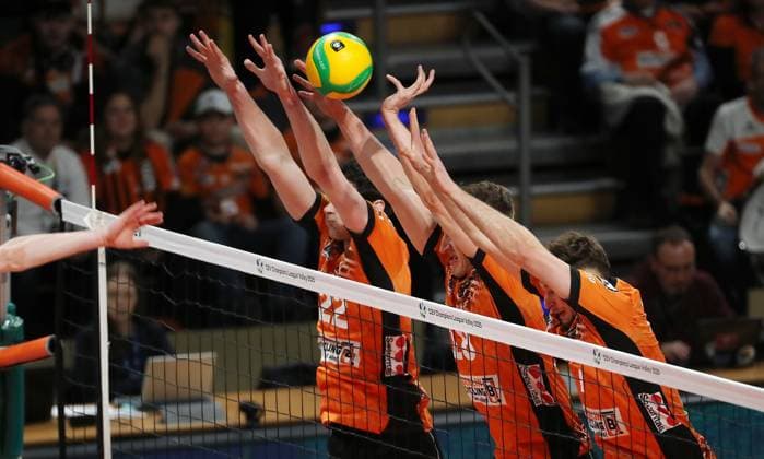 Jake Hanes,Florian Krage, Simon Plaskie in der Blockabwehr Volleyball CL Championsleague Achtelfinale Rückspiel Herren Saison 2024 2025 26.02.2025 BR Volleys Berlin BRV vs SVG Lüneburg