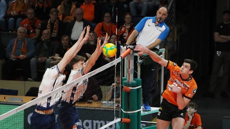 Simon Torwie, Theo Mohwinkel, Jake Hanes im Angriff Zweikampf Spielszene Aktion Volleyball CL Championsleague Achtelfinale Rückspiel Herren Saison 2024 2025 26.02.2025 BR Volleys Berlin BRV vs SVG Lüneburg