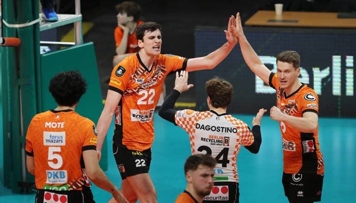 Nehemiah Mote, Jake Hanes jubelt mit Kyle Dagostino, Johannes Tille Freude Emotion Jubel Volleyball CL Championsleague Achtelfinale Rückspiel Herren Saison 2024 2025 26.02.2025 BR Volleys Berlin BRV vs SVG Lüneburg