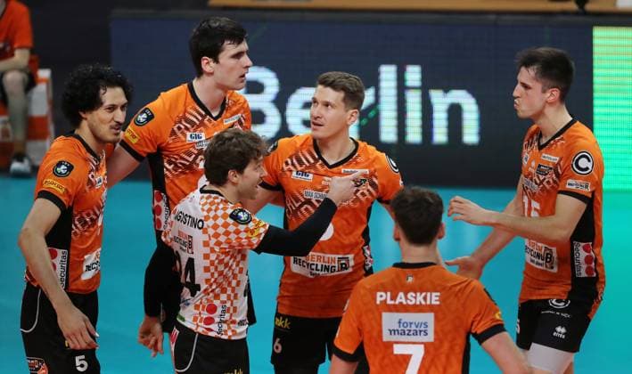 Nehemiah Mote, Jake Hanes jubelt mit Kyle Dagostino, Johannes Tille, Simon Plaskie, Moritz Reichert Freude Emotion Jubel Volleyball CL Championsleague Achtelfinale Rückspiel Herren Saison 2024 2025 26.02.2025 BR Volleys Berlin BRV vs SVG Lüneburg