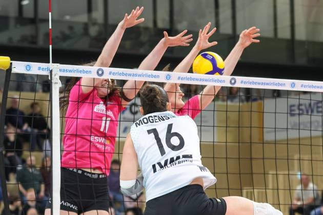 Wiesbaden, Deutschland 26. Februar 2025: 1. VBL - Frauen - 2024 2025 - VC Wiesbaden vs. USC Münster Im Bild: Celine Jebens (VCW, 11), Nina Herelova (VCW, 12), Mikala Mogensen (Münster, 16), Halle am Platz der deutschen Ein Berlin Copyright: xFotostandx xUlrichxScherbaumx