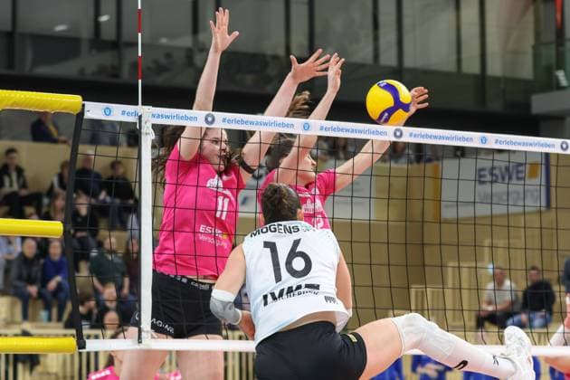 Wiesbaden, Deutschland 26. Februar 2025: 1. VBL - Frauen - 2024 2025 - VC Wiesbaden vs. USC Münster Im Bild: Celine Jebens (VCW, 11), Nina Herelova (VCW, 12), Mikala Mogensen (Münster, 16), Halle am Platz der deutschen Ein Berlin Copyright: xFotostandx xUlrichxScherbaumx