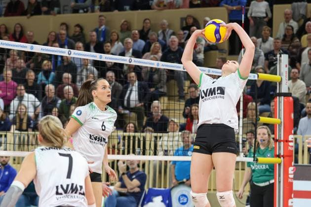 Wiesbaden, Deutschland 26. Februar 2025: 1. VBL - Frauen - 2024 2025 - VC Wiesbaden vs. USC Münster Im Bild: Elena Kömmling Koemmling (Münster, 7), Marije ten Brinke (Münster, 6), Emilia Jordan (Münster, 9), Halle am Platz der deutschen Ein Berlin Copyright: xFotostandx xUlrichxScherbaumx