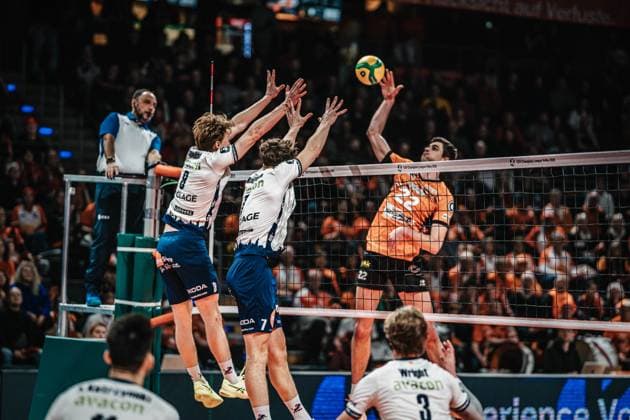 Volleyball Herren Saison 2024 2025 CEV Champions League 2025 Playoffs CLVM 92 Berlin Recycling Volleys vs. SVG Lüneburg 26.02.2025 Jake Hanes ( 22 BERLIN RECYCLING Volleys) gegen den Block von Oskar Alve Espeland ( 9 SVG Lüneburg) und Joscha Kunstmann ( 7 SVG Lüneburg) Berlin Max-Schmeling-Halle Berlin Deutschland