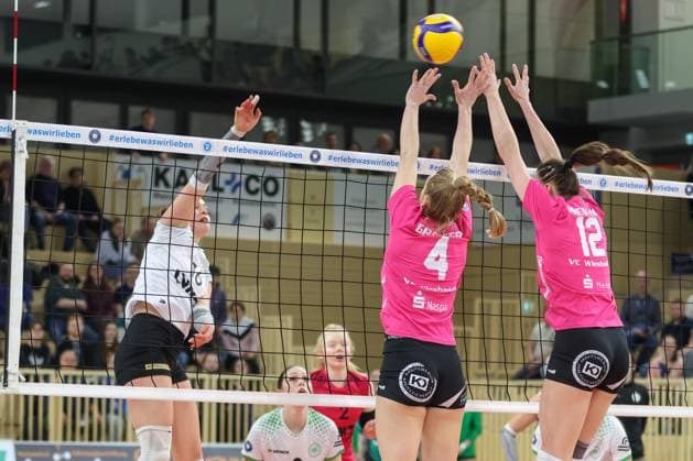 Wiesbaden, Deutschland 26. Februar 2025: 1. VBL - Frauen - 2024 2025 - VC Wiesbaden vs. USC Münster Im Bild: Mikala Mogensen (Münster, 16), Tanja Grosser (VCW, 4), Nina Herelova (VCW, 12), Halle am Platz der deutschen Ein Berlin Copyright: xFotostandx xUlrichxScherbaumx