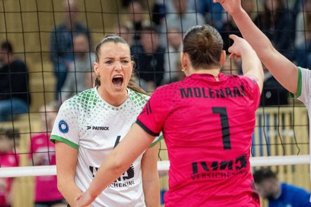 26.02.2025, xhfmx, Volleyball 1.Bundesliga Damen, VC Wiesbaden - USC Münster v.l. Marije ten Brinke (USC Münster) und Pippa Molenaar (USC Münster) bejubeln einen Punkt. (DFL DFB REGULATIONS PROHIBIT ANY USE OF PHOTOGRAPHS as IMAGE SEQUENCES and or QUASI-VIDEO) Wiesbaden