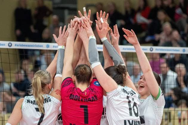 26.02.2025, xhfmx, Volleyball 1.Bundesliga Damen, VC Wiesbaden - USC Münster Der USC Münster bejubelt einen Punktgewinn Elena Kömmling (USC Münster), Pippa Molenaar (USC Münster), Mikala Mogensen (USC Münster), Mikala Mogensen (USC Münster) (DFL DFB REGULATIONS PROHIBIT ANY USE OF PHOTOGRAPHS as IMAGE SEQUENCES and or QUASI-VIDEO) Wiesbaden