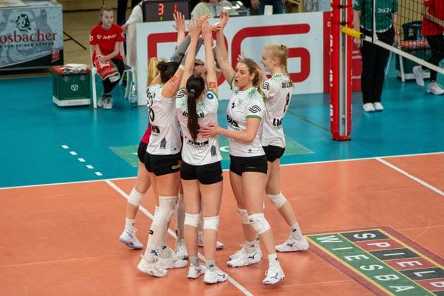 26.02.2025, xhfmx, Volleyball 1.Bundesliga Damen, VC Wiesbaden - USC Münster Der USC Münster bejubelt einen Punktgewinn. (DFL DFB REGULATIONS PROHIBIT ANY USE OF PHOTOGRAPHS as IMAGE SEQUENCES and or QUASI-VIDEO) Wiesbaden