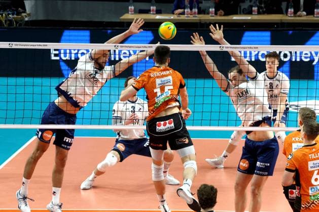 DEU, CEV Champions League, BR Volleys vs. SVG Lueneburg, 26.02.2025, Max-Schmeling-Halle, Berlin, DEU, CEV Champions League, BR Volleys vs. SVG Lueneburg, im Bild Moritz Reichert (BR Volleys 15), Xander Ketrzynski (Lueneburg 11), Simon Torwie (Lueneburg 1) Foto: Juergen Engler nordphoto GmbH
