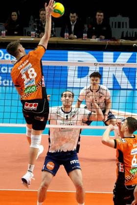 DEU, CEV Champions League, BR Volleys vs. SVG Lueneburg, 26.02.2025, Max-Schmeling-Halle, Berlin, DEU, CEV Champions League, BR Volleys vs. SVG Lueneburg, im Bild Florian Krage (BR Volleys 18), Simon Torwie (Lueneburg 1) Foto: Juergen Engler nordphoto GmbH
