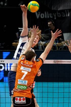 DEU, CEV Champions League, BR Volleys vs. SVG Lueneburg, 26.02.2025, Max-Schmeling-Halle, Berlin, DEU, CEV Champions League, BR Volleys vs. SVG Lueneburg, im Bild Simon Plaskie (BR Volleys 7), Oskar Espeland (Lueneburg 9) Foto: Juergen Engler nordphoto GmbH