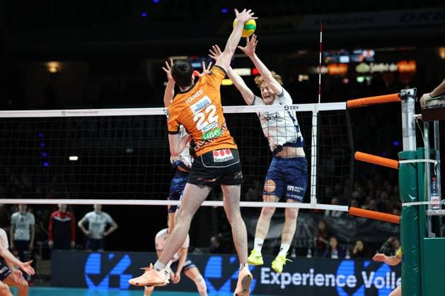 CEV Champions League - BRVolleys - SVG Lüneburg Jake Hanes (BR Volleys, 22) in Angriff gegen den Block von Oskar Espeland (SVG Lüneburg, 9), während der Begegnung in der CEV Champions League - BRVolleys - SVG Lüneburg in Berlin, Max-Schmeling-Halle, am 26.02.2025. Copyright: xBEAUTIFULxSPORTS Frankex