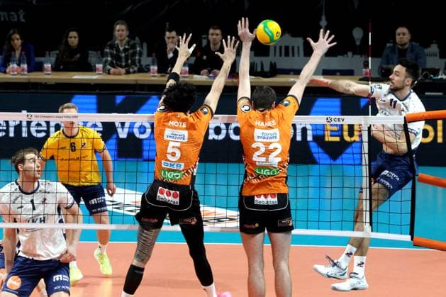 DEU, CEV Champions League, BR Volleys vs. SVG Lueneburg, 26.02.2025, Max-Schmeling-Halle, Berlin, DEU, CEV Champions League, BR Volleys vs. SVG Lueneburg, im Bild Neheimjah Mote (BR Volleys 5), Jake Hanes (BR Volleys 22), Xander Ketrzynski (Lueneburg 11) Foto: Juergen Engler nordphoto GmbH