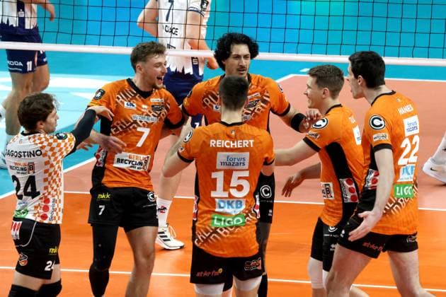 DEU, CEV Champions League, BR Volleys vs. SVG Lueneburg, 26.02.2025, Max-Schmeling-Halle, Berlin, DEU, CEV Champions League, BR Volleys vs. SVG Lueneburg, im Bild BR Volleys-Spielerkreis Foto: Juergen Engler nordphoto GmbH