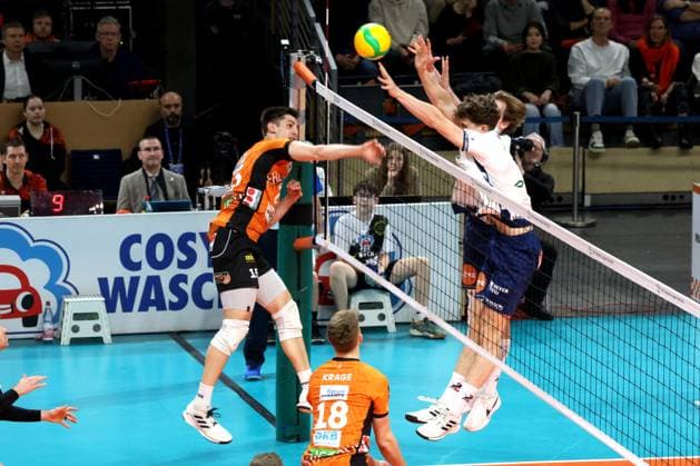 DEU, CEV Champions League, BR Volleys vs. SVG Lueneburg, 26.02.2025, Max-Schmeling-Halle, Berlin, DEU, CEV Champions League, BR Volleys vs. SVG Lueneburg, im Bild Moritz Reichert (BR Volleys 15), Michael Wright (Lueneburg 3), Joscha Kunstmann (Lueneburg 7) Foto: Juergen Engler nordphoto GmbH