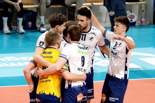 DEU, CEV Champions League, BR Volleys vs. SVG Lueneburg, 26.02.2025, Max-Schmeling-Halle, Berlin, DEU, CEV Champions League, BR Volleys vs. SVG Lueneburg, im Bild Lueneburger-Spielerkreis Foto: Juergen Engler nordphoto GmbH