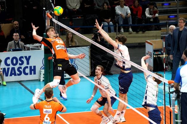 DEU, CEV Champions League, BR Volleys vs. SVG Lueneburg, 26.02.2025, Max-Schmeling-Halle, Berlin, DEU, CEV Champions League, BR Volleys vs. SVG Lueneburg, im Bild Florian Krage (BR Volleys 18), Michael Wright (Lueneburg 3), Joscha Kunstmann (Lueneburg 7) Foto: Juergen Engler nordphoto GmbH