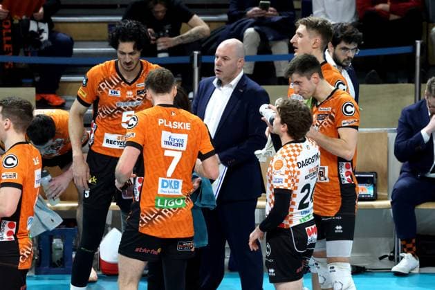 DEU, CEV Champions League, BR Volleys vs. SVG Lueneburg, 26.02.2025, Max-Schmeling-Halle, Berlin, DEU, CEV Champions League, BR Volleys vs. SVG Lueneburg, im Bild Trainer Joel Banks (BR Volleys), BR Volleys-Spielerkreis Foto: Juergen Engler nordphoto GmbH
