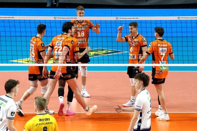 DEU, CEV Champions League, BR Volleys vs. SVG Lueneburg, 26.02.2025, Max-Schmeling-Halle, Berlin, DEU, CEV Champions League, BR Volleys vs. SVG Lueneburg, im Bild BR Volleys-Spielerkreis Foto: Juergen Engler nordphoto GmbH