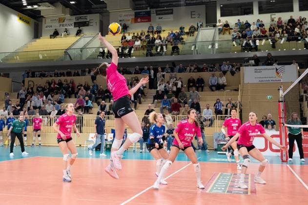 26.02.2025, xhfmx, Volleyball 1.Bundesliga Damen, VC Wiesbaden - USC Münster v.l. Celine Jebens (VC Wiesbaden) mit dem Schlagball (DFL DFB REGULATIONS PROHIBIT ANY USE OF PHOTOGRAPHS as IMAGE SEQUENCES and or QUASI-VIDEO) Wiesbaden