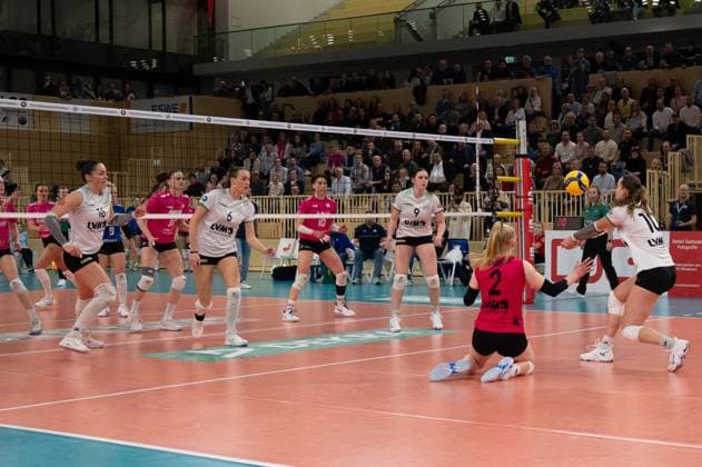 26.02.2025, xhfmx, Volleyball 1.Bundesliga Damen, VC Wiesbaden - USC Münster v.l. Lara-Marie Schaefer (USC Münster) hält einen Schlagball in der Luft, der wird gespielt von Amelie Strothoff (USC Münster) (DFL DFB REGULATIONS PROHIBIT ANY USE OF PHOTOGRAPHS as IMAGE SEQUENCES and or QUASI-VIDEO) Wiesbaden