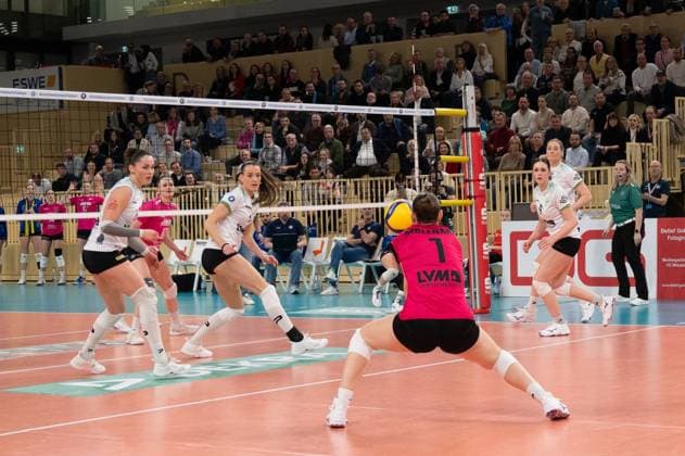 26.02.2025, xhfmx, Volleyball 1.Bundesliga Damen, VC Wiesbaden - USC Münster v.l. Pippa Molenaar (USC Münster) hält einen Schlagball im Spiel. (DFL DFB REGULATIONS PROHIBIT ANY USE OF PHOTOGRAPHS as IMAGE SEQUENCES and or QUASI-VIDEO) Wiesbaden