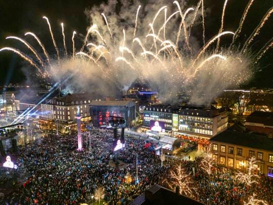 Bilder des Jahres 2025, Sport 02 Februar Sport Bilder des Tages Ski-VM 2025 Trondheim 20250226. Drone bilde av fyrverkeri pa apningssermonien pa torvet i Trondheim i forbindelse med VM Trondheim 2025. Foto: Gorm Kallestad NTB Trondheim Norge EDITORIAL USE ONLY. RESTRICTED USE FOR BETTING COMPANIES Ref:_SPO_BNCOCnhkbK8xMg.jpg *** Ski World Championships 2025 Trondheim 20250226 Drone image of fireworks at the opening ceremony on the square in Trondheim in connection with the World Championships Trondheim 2025 Photo Gorm Kallestad NTB Trondheim Norway EDITORIAL USE ONLY RESTRICTED USE FOR BETTING COMPANIES  Copyright: xGormxKallestadx xNTBx