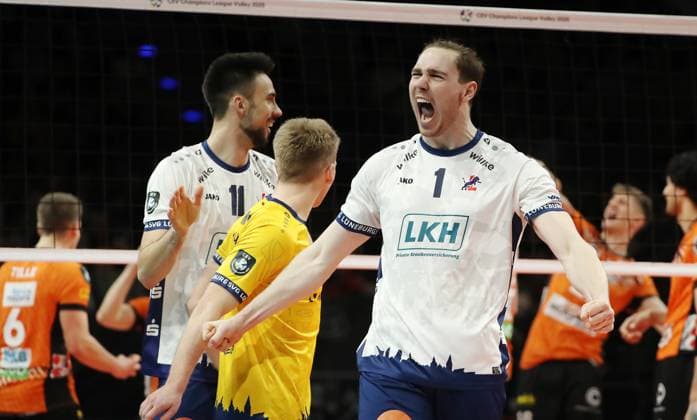 Xander Ketrzynski, Gage Worsley, Simon Torwie jubelt nach 1:2 Satzgewinn Freude Emotion Jubel Volleyball CL Championsleague Achtelfinale Rückspiel Herren Saison 2024 2025 26.02.2025 BR Volleys Berlin BRV vs SVG Lüneburg