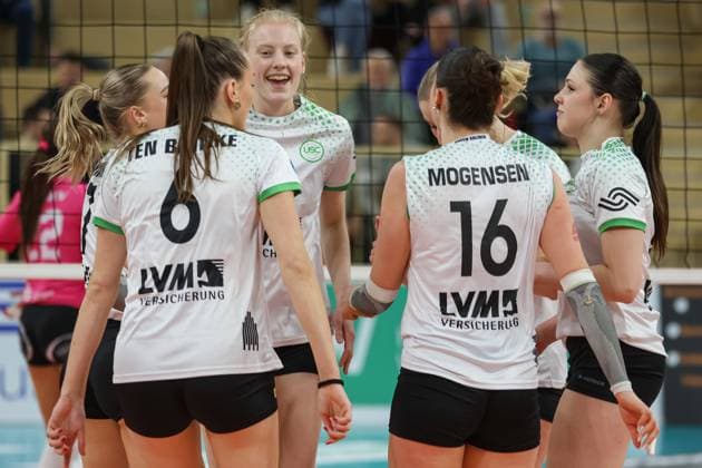 Wiesbaden, Deutschland 26. Februar 2025: 1. VBL - Frauen - 2024 2025 - VC Wiesbaden vs. USC Münster Im Bild: die Spielerinnen vom Münster, Jubeln über den Punktgewinn, Halle am Platz der deutschen Ein Berlin Copyright: xFotostandx xUlrichxScherbaumx