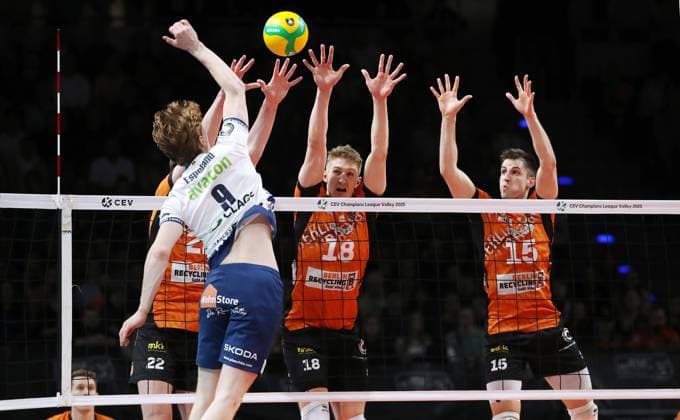 Oskar Espeland im Angriff, Jake Hanes, Florian Krage, Moritz Reichert Zweikampf Spielszene Aktion Volleyball CL Championsleague Achtelfinale Rückspiel Herren Saison 2024 2025 26.02.2025 BR Volleys Berlin BRV vs SVG Lüneburg