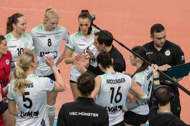 Wiesbaden, Deutschland 26. Februar 2025: 1. VBL - Frauen - 2024 2025 - VC Wiesbaden vs. USC Münster Im Bild: Matthias Pack (Trainer Münster), die Spielerinnen vom Münster, Halle am Platz der deutschen Ein Berlin Copyright: xFotostandx xUlrichxScherbaumx