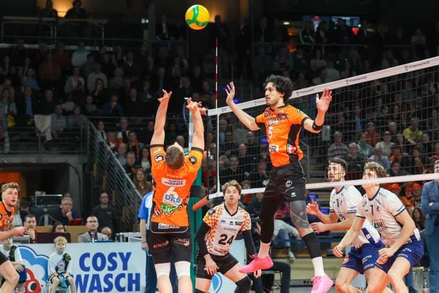 Johannes Tille (BR Volleys, 06) mit dem Abspiel zu Nehemiah Mote (BR Volleys, 05), BR Volleys vs SVG Lüneburg Champions League Playoffs Rückspiel, 2025_02_26 Berlin Berlin Land Copyright: xFootxBowl ThomasxSobotzkix