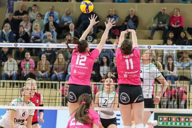 Wiesbaden, Deutschland 26. Februar 2025: 1. VBL - Frauen - 2024 2025 - VC Wiesbaden vs. USC Münster Im Bild: Nina Herelova (VCW, 12), Elena Kömmling Koemmling (Münster, 7), Celine Jebens (VCW, 11), Rosa Entius (Münster, 5), Halle am Platz der deutschen Ein Berlin Copyright: xFotostandx xUlrichxScherbaumx