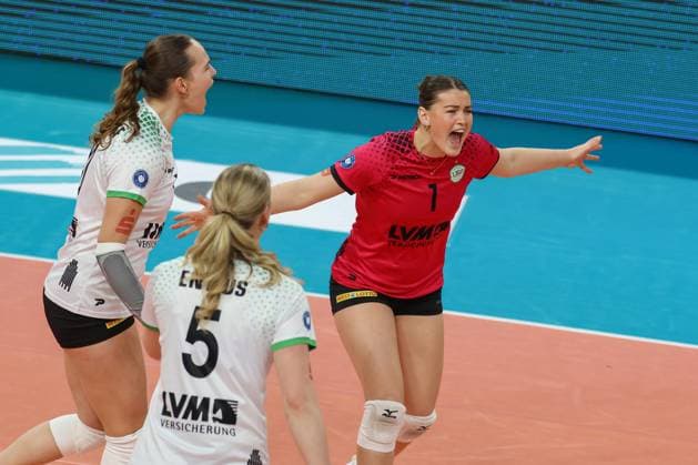 Wiesbaden, Deutschland 26. Februar 2025: 1. VBL - Frauen - 2024 2025 - VC Wiesbaden vs. USC Münster Im Bild: Amelie Strothoff (Münster, 10), Rosa Entius (Münster, 5), Pippa Molenaar (Münster, 1), Halle am Platz der deutschen Ein Berlin Copyright: xFotostandx xUlrichxScherbaumx